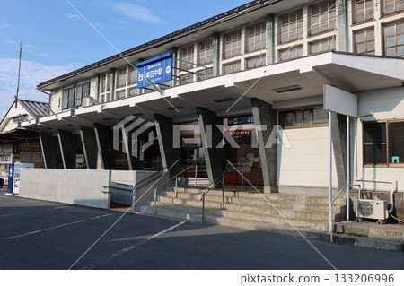 train stopping at platform 133206996