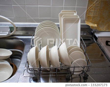 我把一整籃白色餐具放進洗碗機了。 我把一整籃白色餐具放進洗碗機了。 133207173