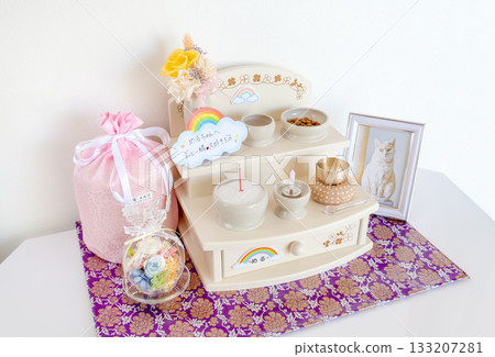 Pet altars and cat memorials 133207281