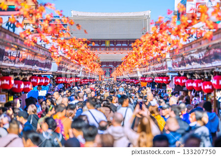 日本東京的城市景觀：令人驚嘆的景色，入境旅遊持續火熱…宛如置身異國他鄉…淺草寺擠滿了外國遊客 = 第17名 133207750