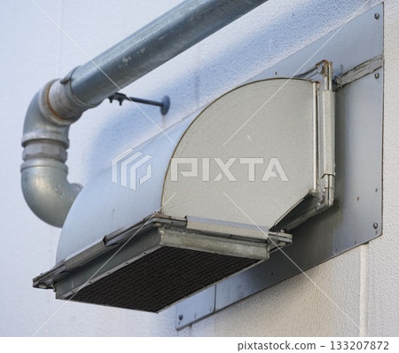 牆上安裝了排煙管道 133207872