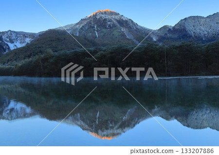 Yakeyake反映在大正池塘 133207886