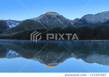 Yakeyake反映在大正池塘 133207887