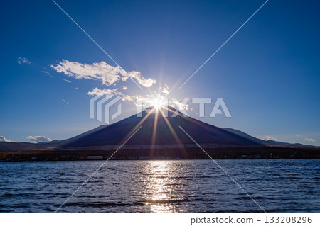 [Yamanashi Prefecture] Lake Yamanaka and Diamond Fuji 133208296