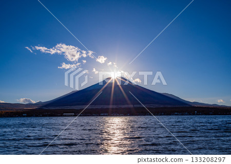 [Yamanashi Prefecture] Lake Yamanaka and Diamond Fuji 133208297