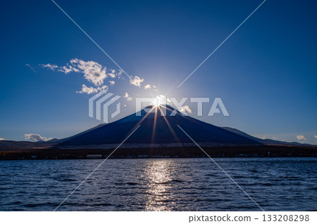 [Yamanashi Prefecture] Lake Yamanaka and Diamond Fuji 133208298