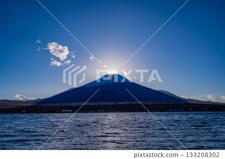 [Yamanashi Prefecture] Lake Yamanaka and Diamond Fuji 133208302