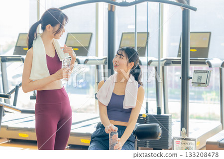 年輕女子在健身房休息 年輕女子在健身房休息 133208478