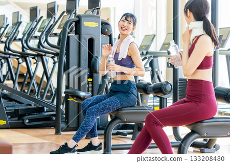 年輕女子在健身房休息 133208480