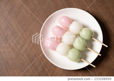 白色盤子上的三色餃子 133208930