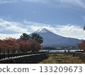 Autumn scenery with Lake Kawaguchi 133209673