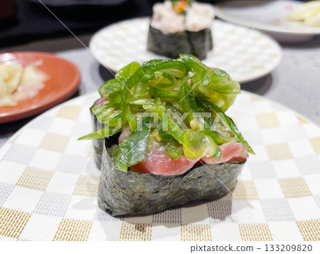 鮪魚臉頰肉捲壽司:使用稀有的鮪魚部位製作的奢華軍艦卷壽司。 鮪魚臉頰肉捲壽司:使用稀有的鮪魚部位製作的奢華軍艦卷壽司。 133209820