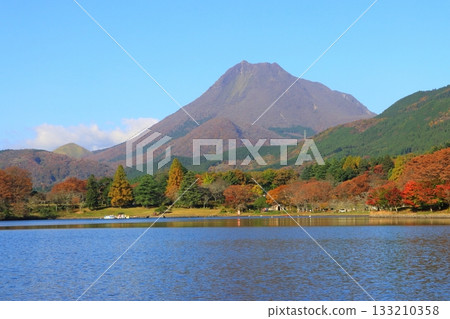秋天的志高湖(別府市由布山) 秋天的志高湖(別府市由布山) 133210358