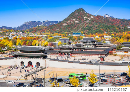 Autumn in Seoul: Gyeongbokgung Palace Autumn in Seoul: Gyeongbokgung Palace 133210367