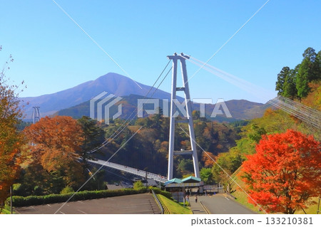 Kokonoe Yume Suspension Bridge in Autumn (Kokonoe Town, Oita Prefecture) 133210381