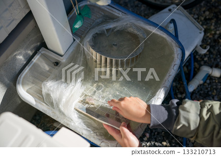 清潔廚房的換氣扇 清潔廚房的換氣扇 133210713