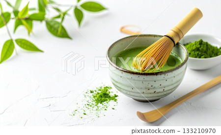 抹茶、竹製茶筅和白色背景 133210970
