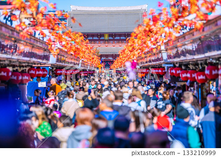 Tokyo cityscape in Japan: Amazing sights, inbound tourism continues... It's like a foreign country... Sensoji Temple crowded with foreign tourists = 17th 133210999