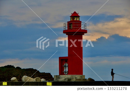 紅色燈塔與漁夫(宇登呂港/斜裡郡斜裡町) 紅色燈塔與漁夫(宇登呂港/斜裡郡斜裡町) 133211278