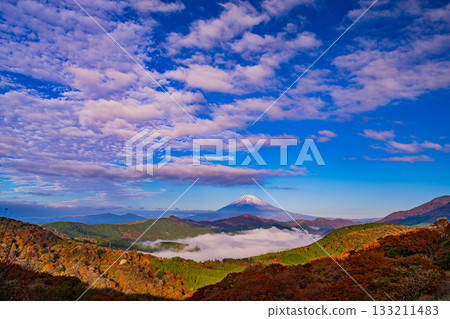 【神奈川縣】秋季的箱根大觀山，蘆之湖與富士山上空雲海翻騰。 133211483