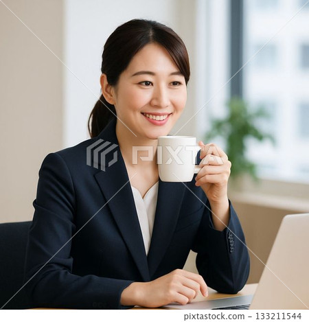 女商人休息喝咖啡 133211544