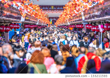 11月17日,日本東京的城市景觀……入境旅遊仍在繼續……這裡就像一個異國他鄉……外國遊客也絡繹不絕地前來參觀淺草寺。 11月17日,日本東京的城市景觀……入境旅遊仍在繼續……這裡就像一個異國他鄉……外國遊客也絡繹不絕地前來參觀淺草寺。 133211593