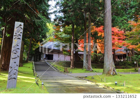 Brilliant autumn leaves at Chusonji Golden Hall 133211652