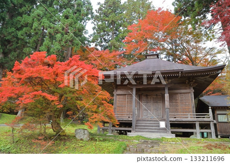 秋葉環繞著中尊寺釋迦堂 秋葉環繞著中尊寺釋迦堂 133211696