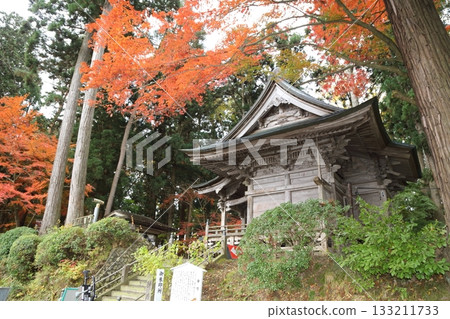 Chusonji Benkei Hall surrounded by autumn leaves Chusonji Benkei Hall surrounded by autumn leaves 133211733
