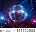 一個閃閃發光的鏡面球懸掛在天花板上。 133211988