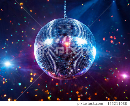 一個閃閃發光的鏡面球懸掛在天花板上。 一個閃閃發光的鏡面球懸掛在天花板上。 133211988