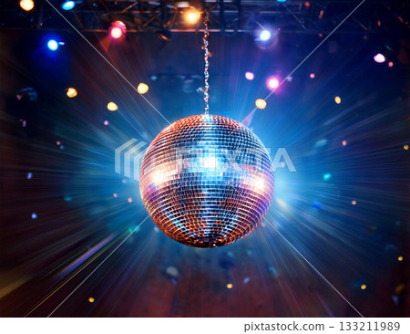 一個閃閃發光的鏡面球懸掛在天花板上。 一個閃閃發光的鏡面球懸掛在天花板上。 133211989