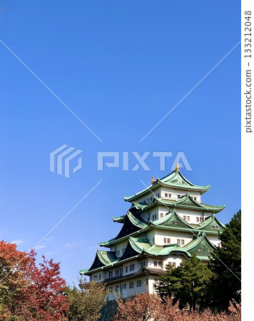 名古屋城主塔,秋葉在湛藍的秋日天空映襯下閃閃發光(愛知縣名古屋市) 名古屋城主塔,秋葉在湛藍的秋日天空映襯下閃閃發光(愛知縣名古屋市) 133212048