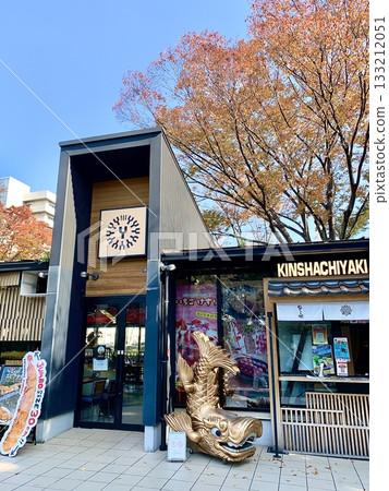 秋高氣爽的天空和金八橫丁宗晴區(東門區)(名古屋城二之丸,愛知縣名古屋市) 秋高氣爽的天空和金八橫丁宗晴區(東門區)(名古屋城二之丸,愛知縣名古屋市) 133212051