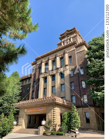 抬頭仰望,名古屋市政廳主樓在湛藍的秋日天空下巍然聳立(愛知縣名古屋市) 抬頭仰望,名古屋市政廳主樓在湛藍的秋日天空下巍然聳立(愛知縣名古屋市) 133212300