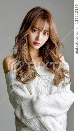一位身穿針織衫的美麗女子的肖像－冬季時尚 133212586