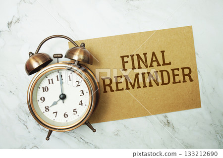 Final Reminder text written on paper card with alarm clock on marble background 133212690
