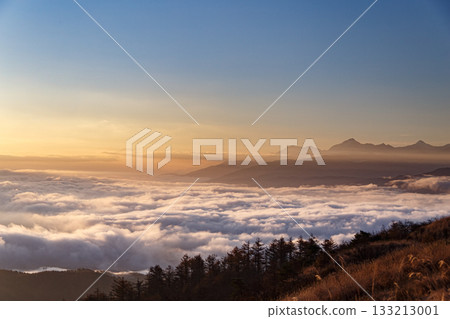 南阿爾卑斯山漂浮在雲海之中 133213001