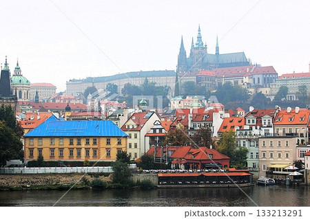 從查理大橋眺望布拉格城堡與舊城區 133213291