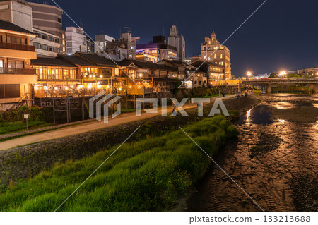 "Kyoto Prefecture" Night view of Kamogawa, the streets of Kyoto "Kyoto Prefecture" Night view of Kamogawa, the streets of Kyoto 133213688