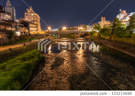 "Kyoto Prefecture" Night view of Kamogawa, the streets of Kyoto "Kyoto Prefecture" Night view of Kamogawa, the streets of Kyoto 133213690