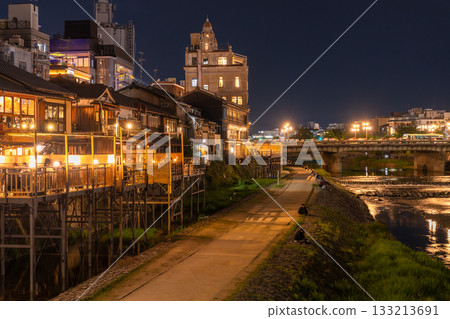 “京都府”鴨川夜景，京都街頭 133213691