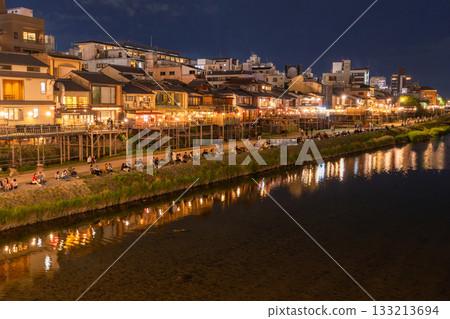 "Kyoto Prefecture" Night view of Kamogawa, the streets of Kyoto 133213694