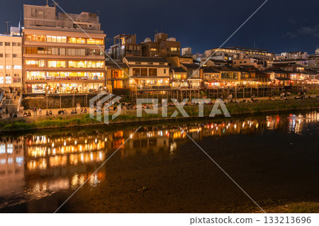 “京都府”鴨川夜景，京都街頭 133213696