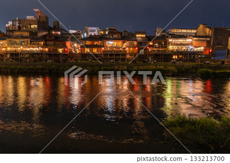 "Kyoto Prefecture" Night view of Kamogawa, the streets of Kyoto "Kyoto Prefecture" Night view of Kamogawa, the streets of Kyoto 133213700