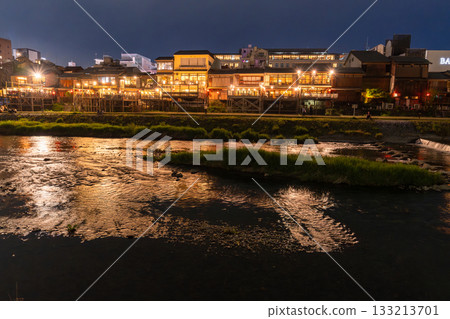 "Kyoto Prefecture" Night view of Kamogawa, the streets of Kyoto "Kyoto Prefecture" Night view of Kamogawa, the streets of Kyoto 133213701