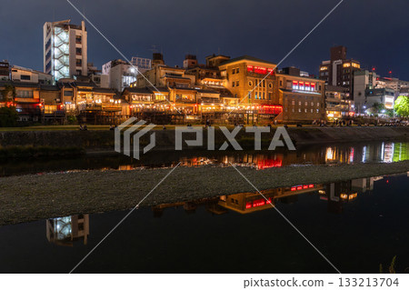 “京都府”鴨川夜景，京都街頭 133213704