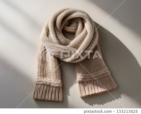 一條冬日圍巾,背景是柔和的中性色。 一條冬日圍巾,背景是柔和的中性色。 133213828
