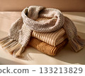 一條冬日圍巾，背景是柔和的中性色。 133213829
