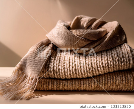 一條冬日圍巾,背景是柔和的中性色。 一條冬日圍巾,背景是柔和的中性色。 133213830